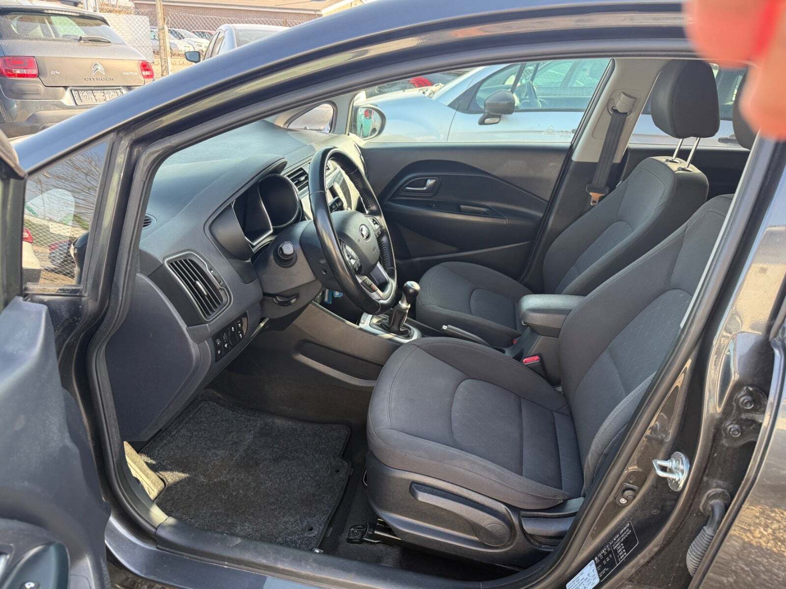 Grå Kia Rio fra 2015