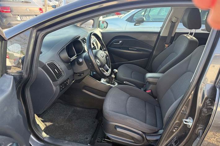 Grå Kia Rio fra 2015