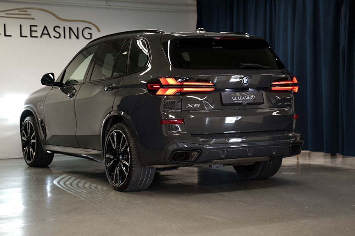 Grå BMW X5 fra 2024