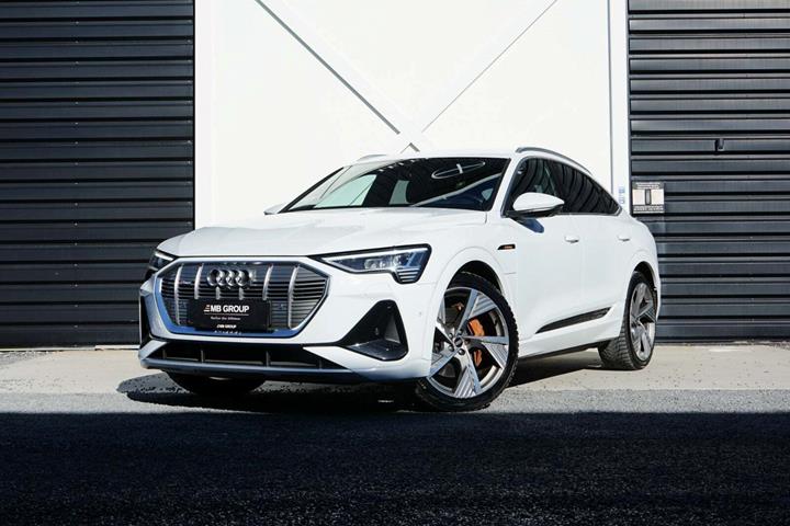 Hvid Audi e-tron fra 2020 set udefra