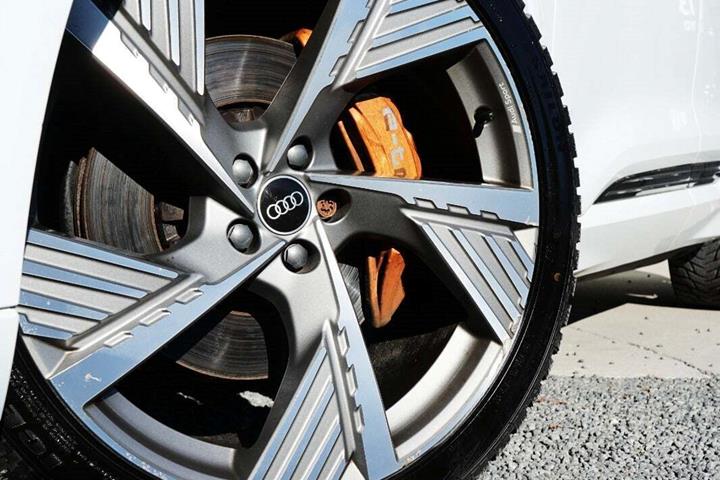 Hvid Audi e-tron fra 2020