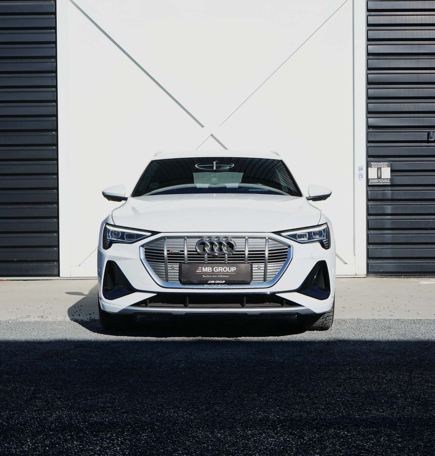Hvid Audi e-tron fra 2020