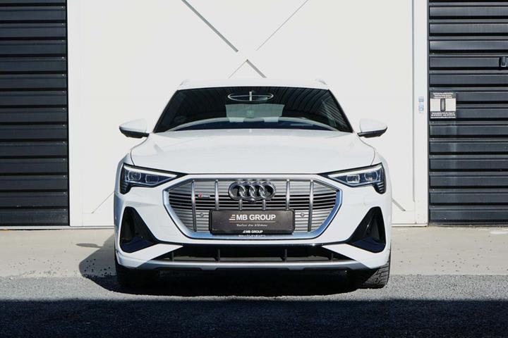 Hvid Audi e-tron fra 2020