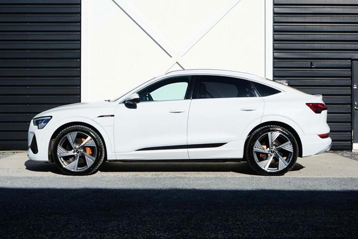 Hvid Audi e-tron fra 2020