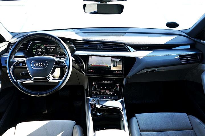 Hvid Audi e-tron fra 2020