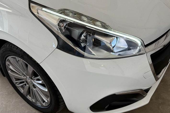 Hvid Peugeot 208 fra 2016