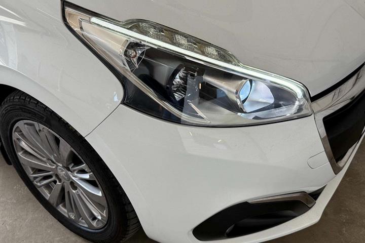 Hvid Peugeot 208 fra 2016