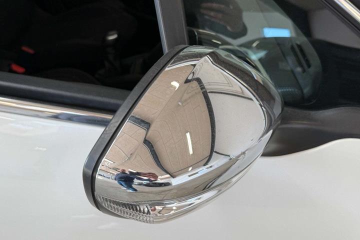 Hvid Peugeot 208 fra 2016