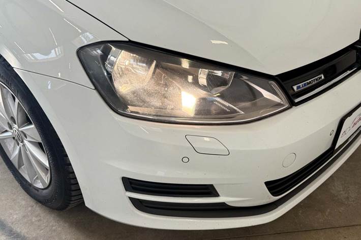 Hvid VW Golf VII fra 2016