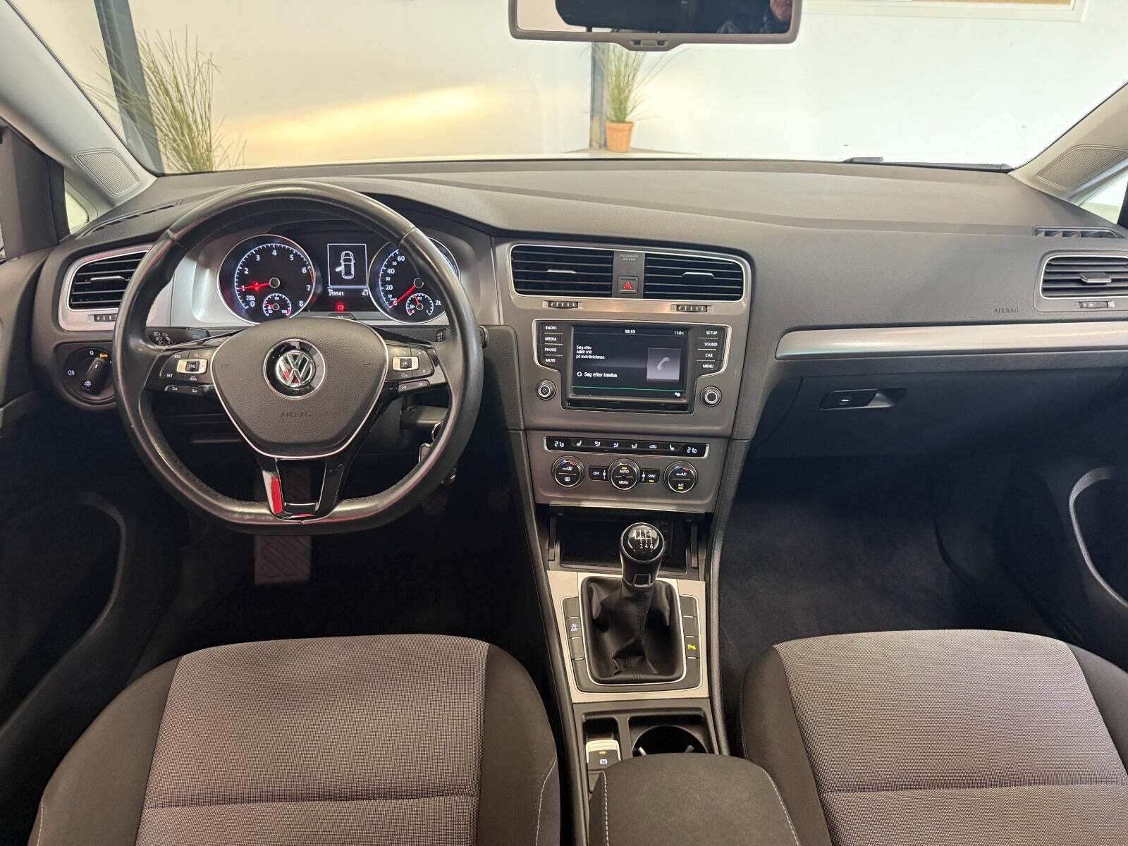 Hvid VW Golf VII fra 2016