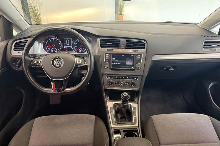 Hvid VW Golf VII fra 2016