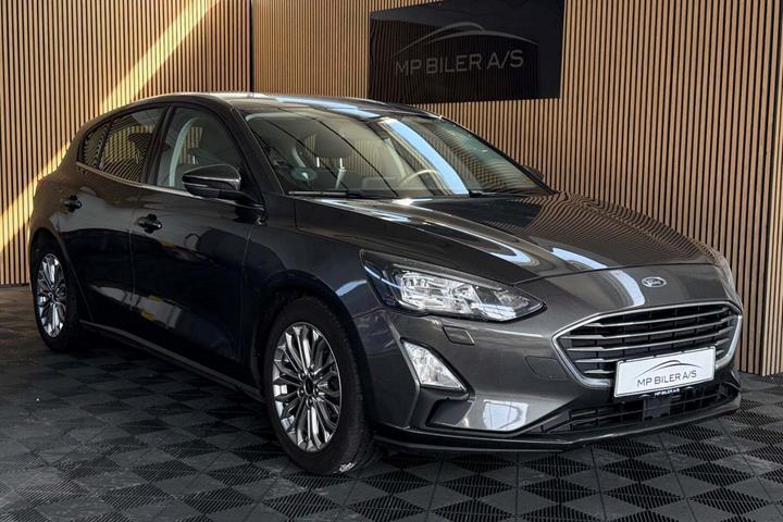 Grå Ford Focus fra 2020 set udefra