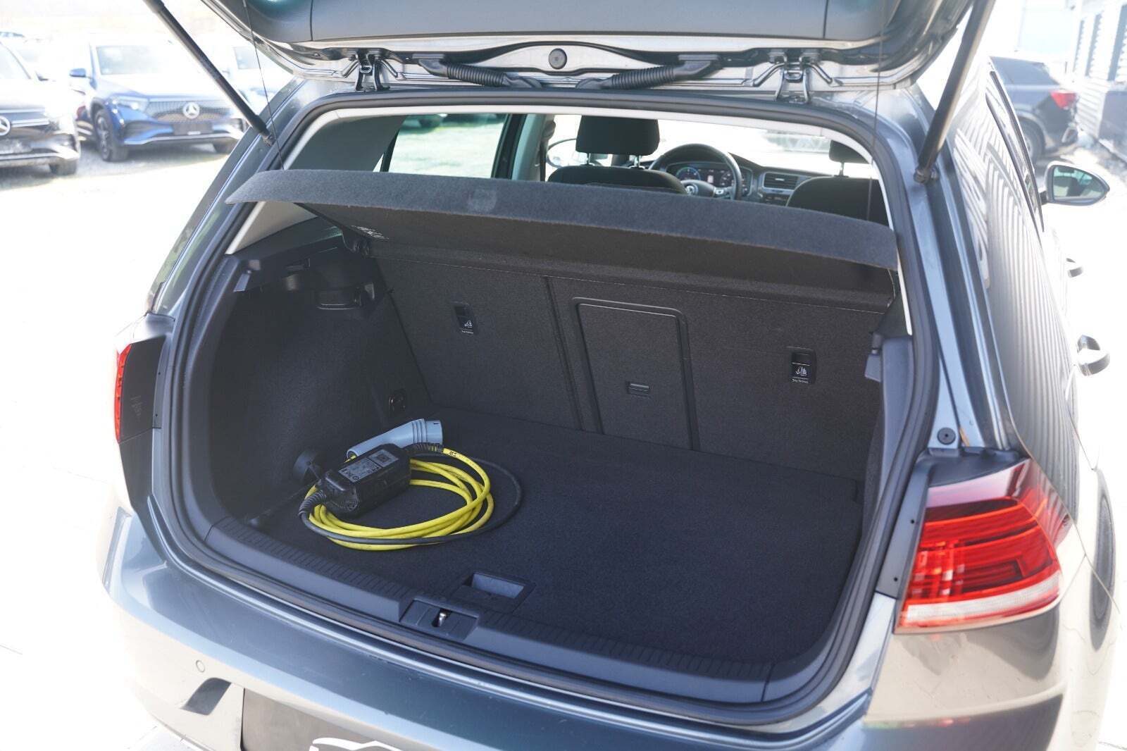 Grå VW e-Golf VII fra 2017