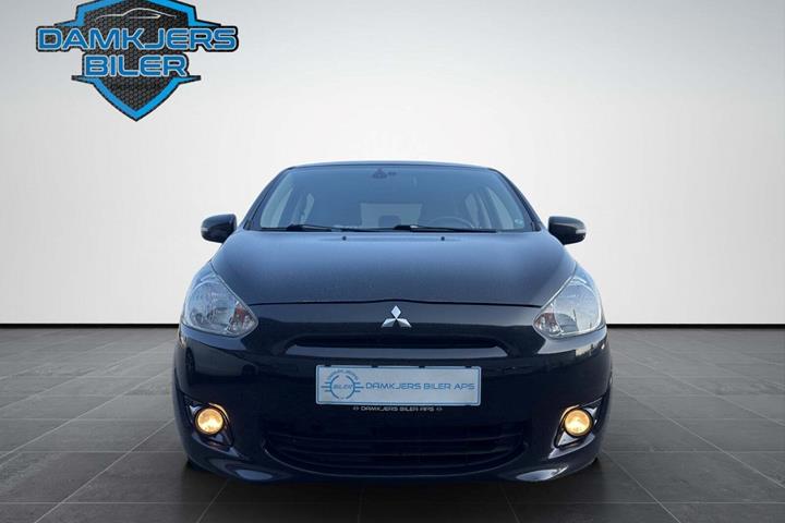 Sort Mitsubishi Space Star fra 2015 set udefra