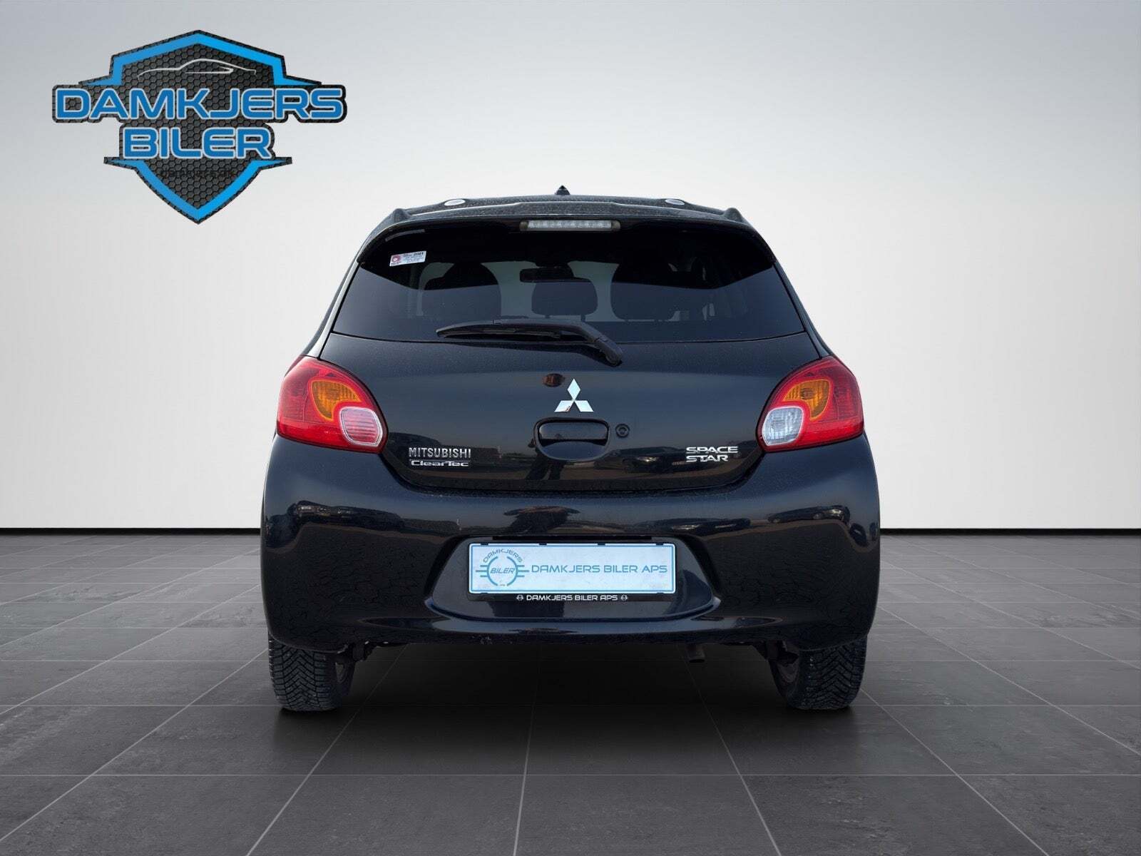 Sort Mitsubishi Space Star fra 2015 set udefra
