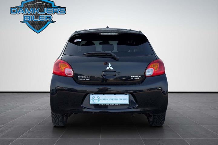 Sort Mitsubishi Space Star fra 2015 set udefra
