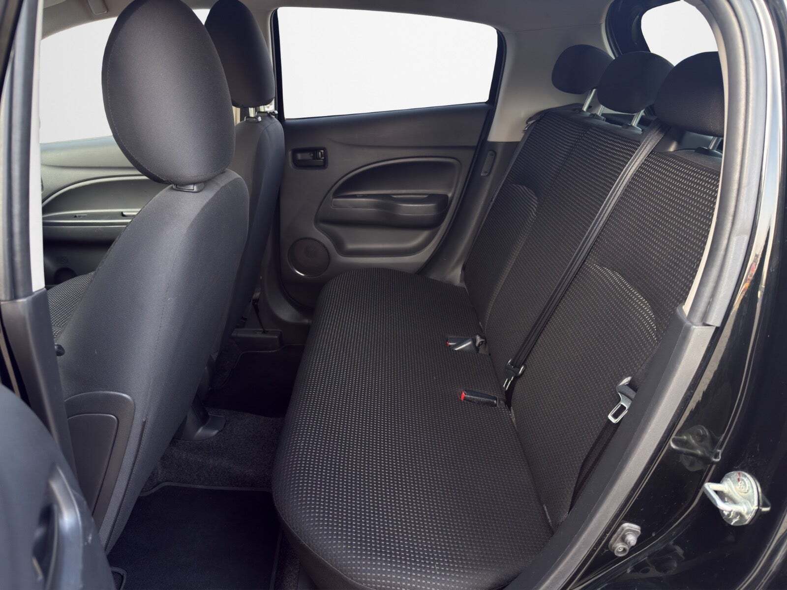 Sort Mitsubishi Space Star fra 2015
