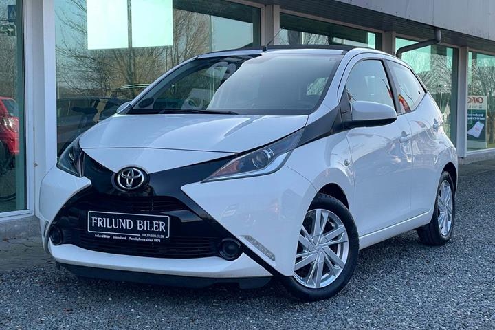Hvid Toyota Aygo fra 2015 set udefra