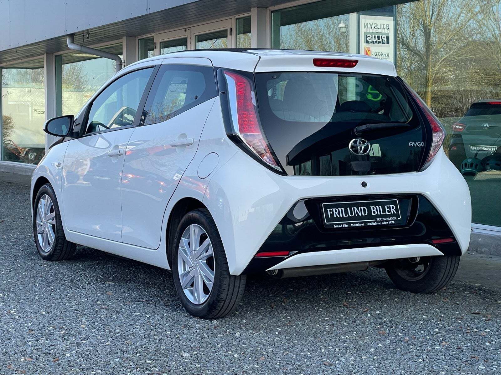 Hvid Toyota Aygo fra 2015