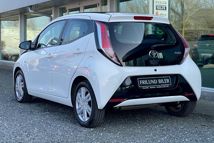 Hvid Toyota Aygo fra 2015