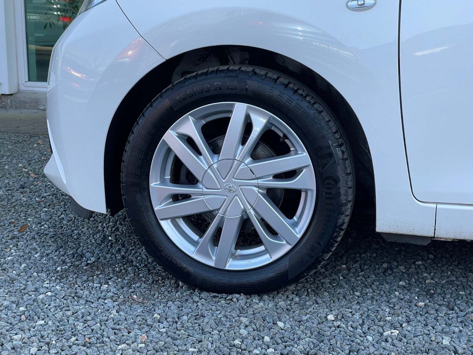 Hvid Toyota Aygo fra 2015