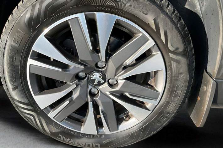 Blå Peugeot 2008 fra 2017