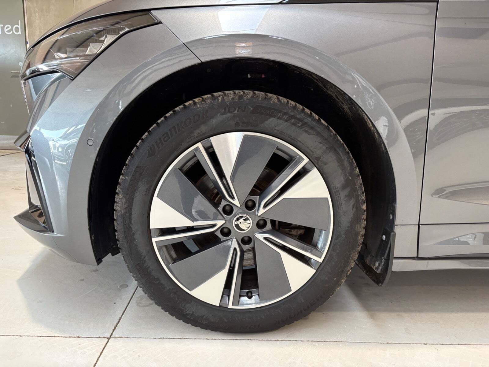 Grå Skoda Enyaq fra 2023