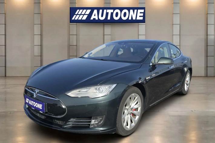 Grøn Tesla Model S fra 2014