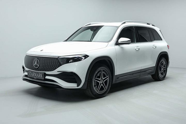 Hvid Mercedes EQB250+ fra 2025 set udefra
