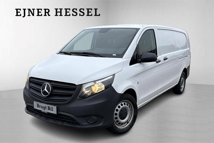 Hvid Mercedes Vito 114 fra 2023 set udefra