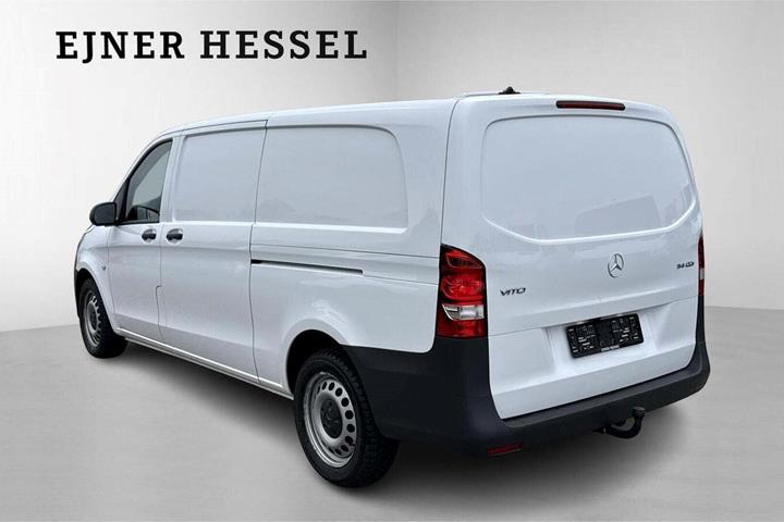 Hvid Mercedes Vito 114 fra 2023