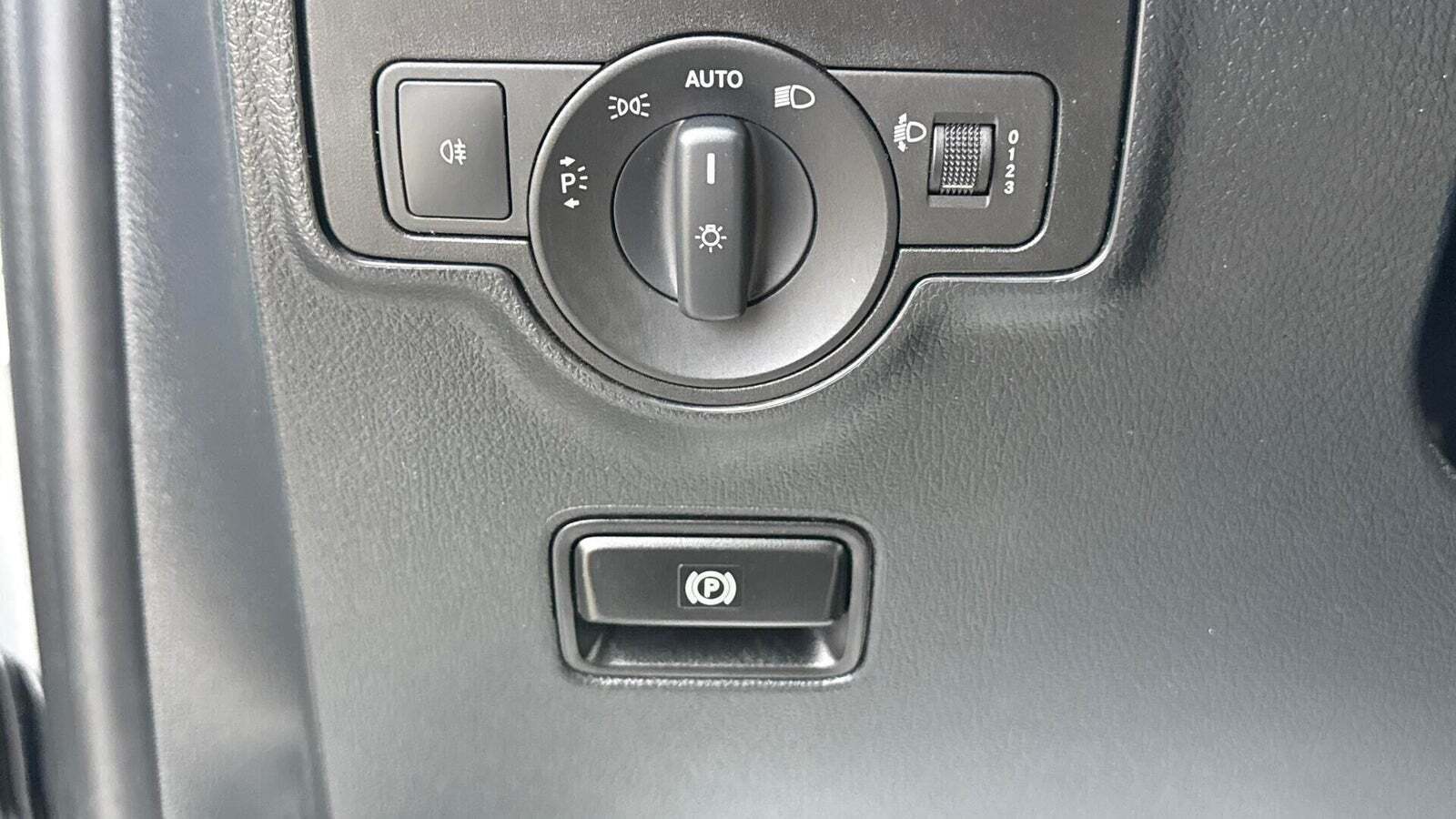 Hvid Mercedes Vito 114 fra 2023
