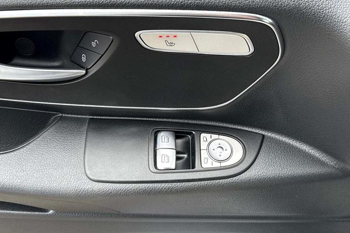 Hvid Mercedes Vito 114 fra 2023