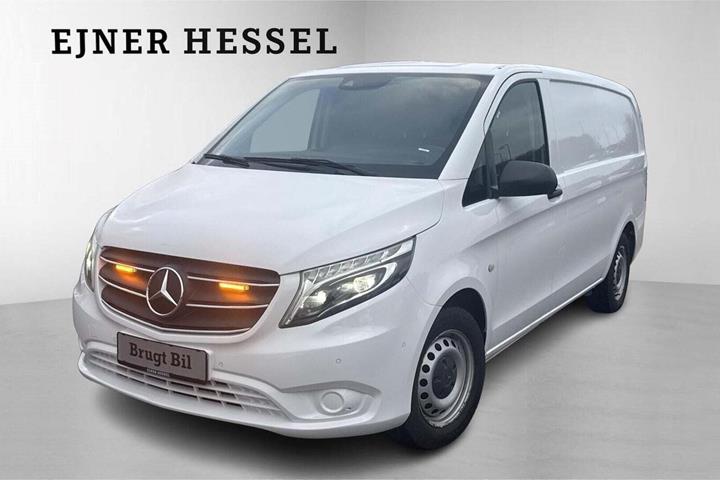 Hvid Mercedes Vito 114 fra 2021 set udefra