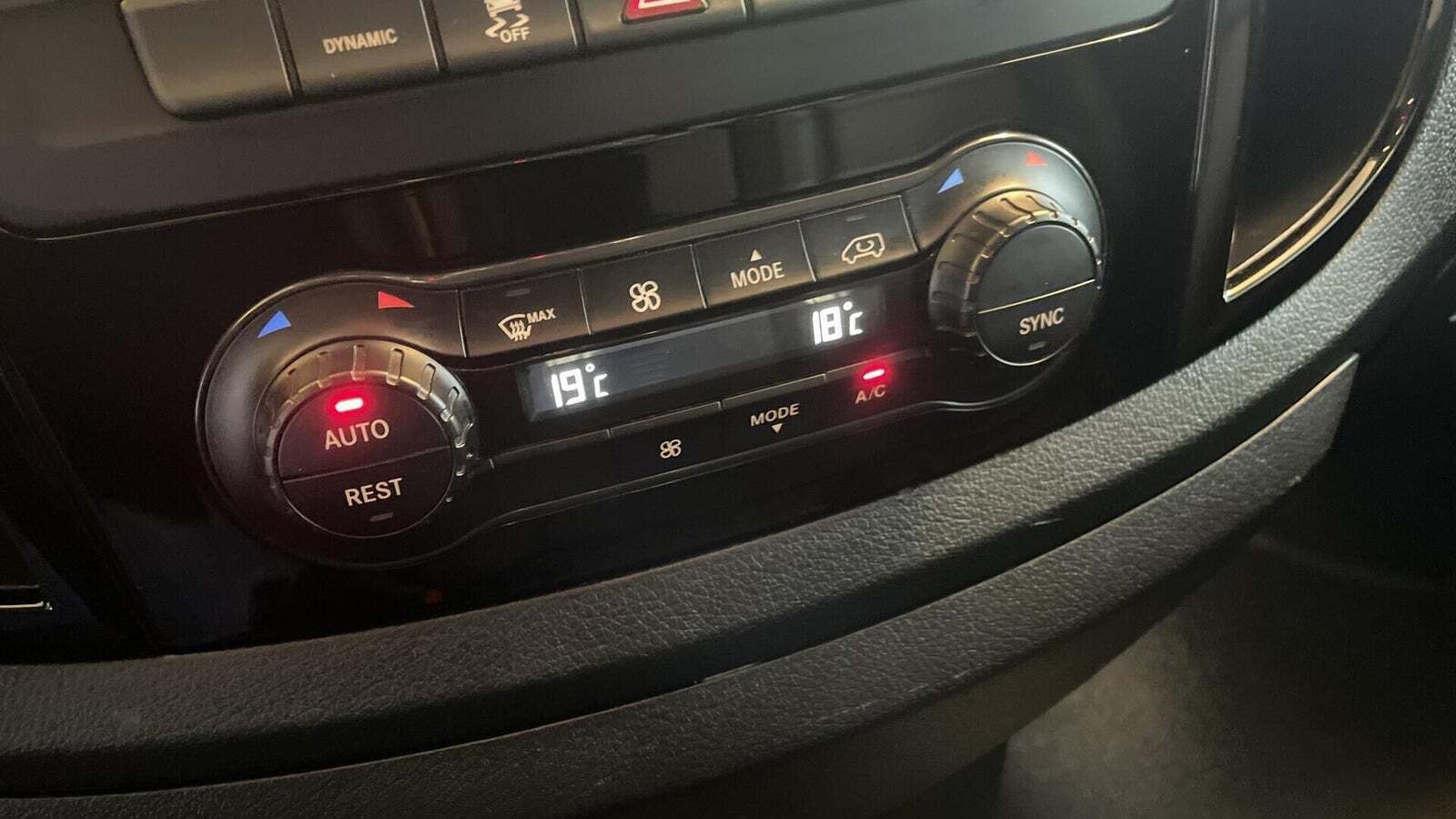 Hvid Mercedes Vito 114 fra 2021