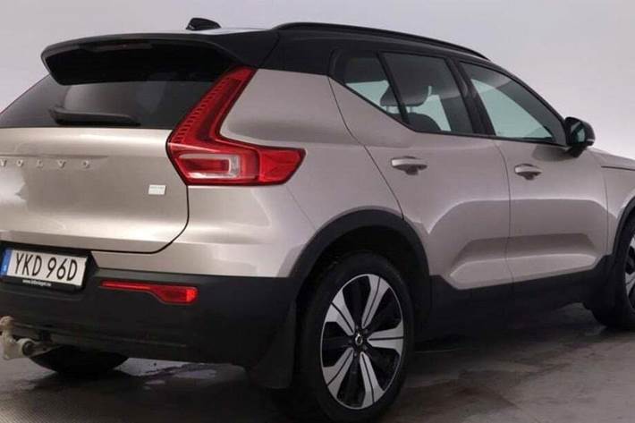 Orange Volvo XC40 fra 2023