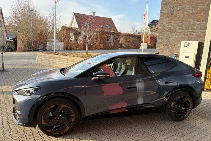 Blå Cupra Tavascan fra 2025