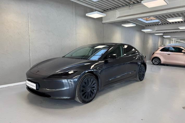 Grå Tesla Model 3 fra 2023