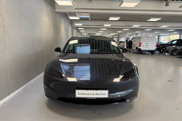 Grå Tesla Model 3 fra 2023
