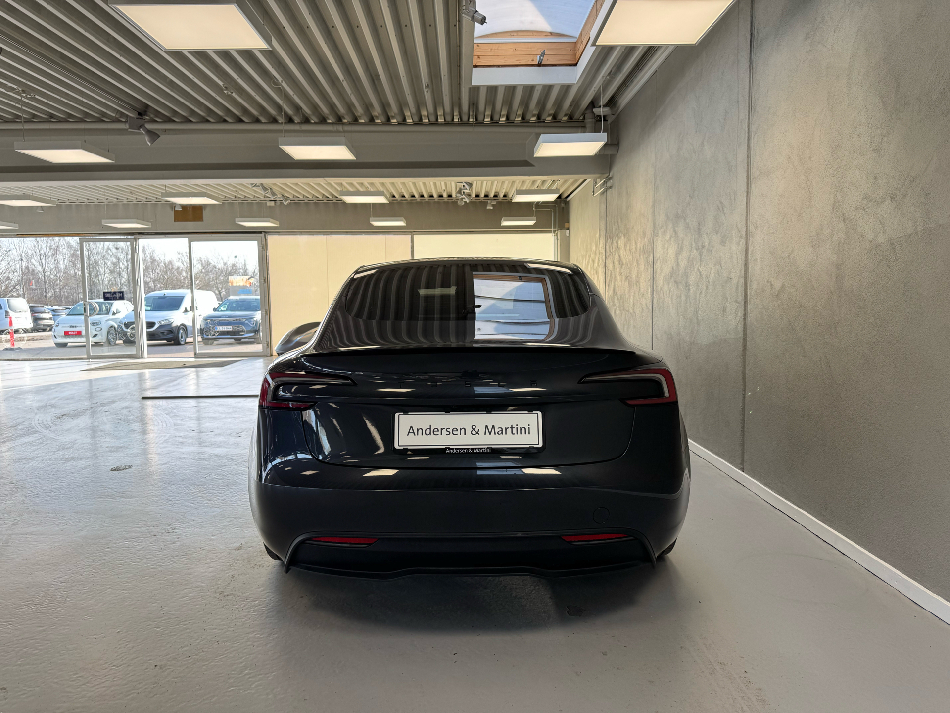 Grå Tesla Model 3 fra 2023
