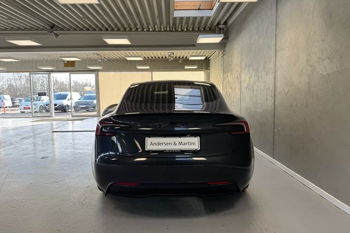 Grå Tesla Model 3 fra 2023