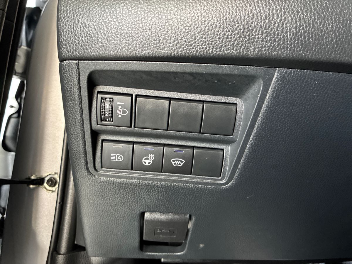 Sølv Toyota Yaris Cross fra 2024