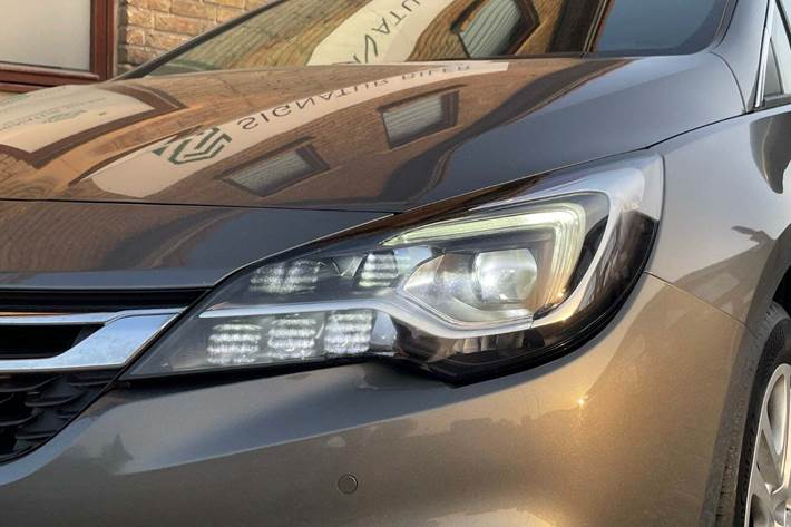 Grå Opel Astra fra 2018