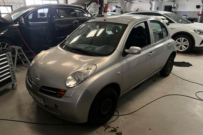 Grøn Nissan Micra fra 2004