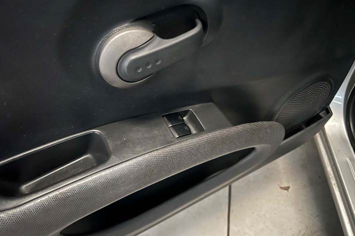 Grøn Nissan Micra fra 2004