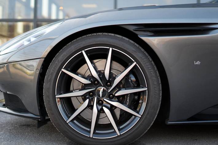 Grå Aston Martin DB11 fra 2016