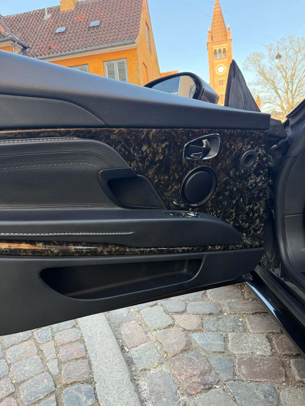 Grå Aston Martin DB11 fra 2016