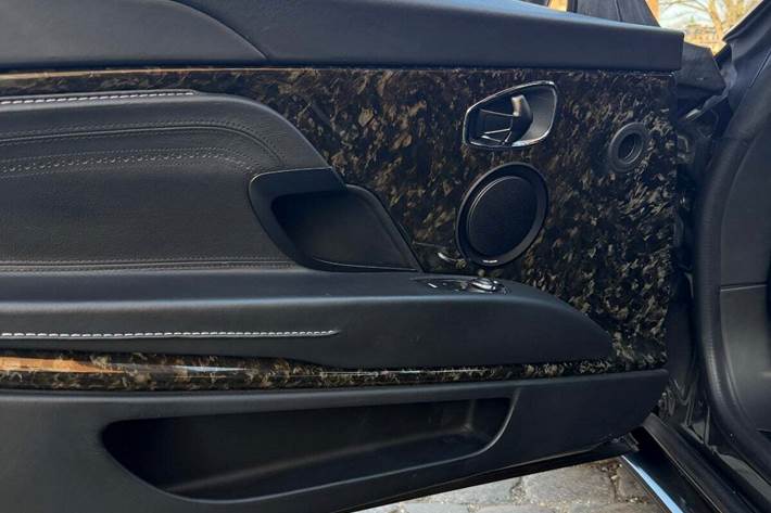 Grå Aston Martin DB11 fra 2016