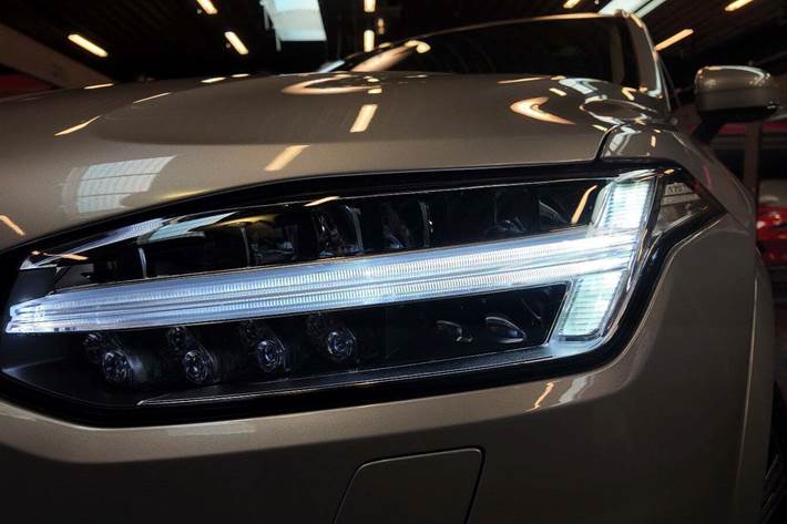 Sølv Volvo XC90 fra 2023