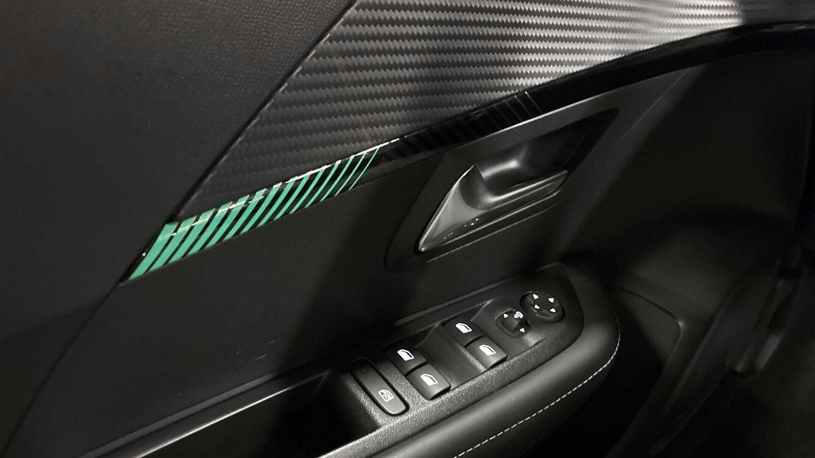 Blå Peugeot e-208 fra 2022